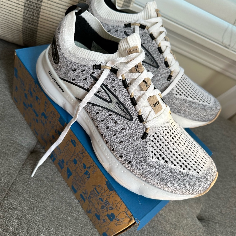 9.5 Brooks Shealth running shoe. NWT